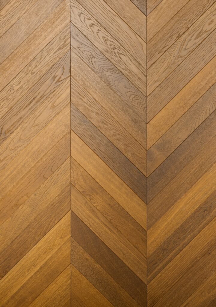 ორშრიანი პარკეტი HB1470 Chevron 14/4x90x510mm deep smoked, brushed, UV oiled, ABC grade