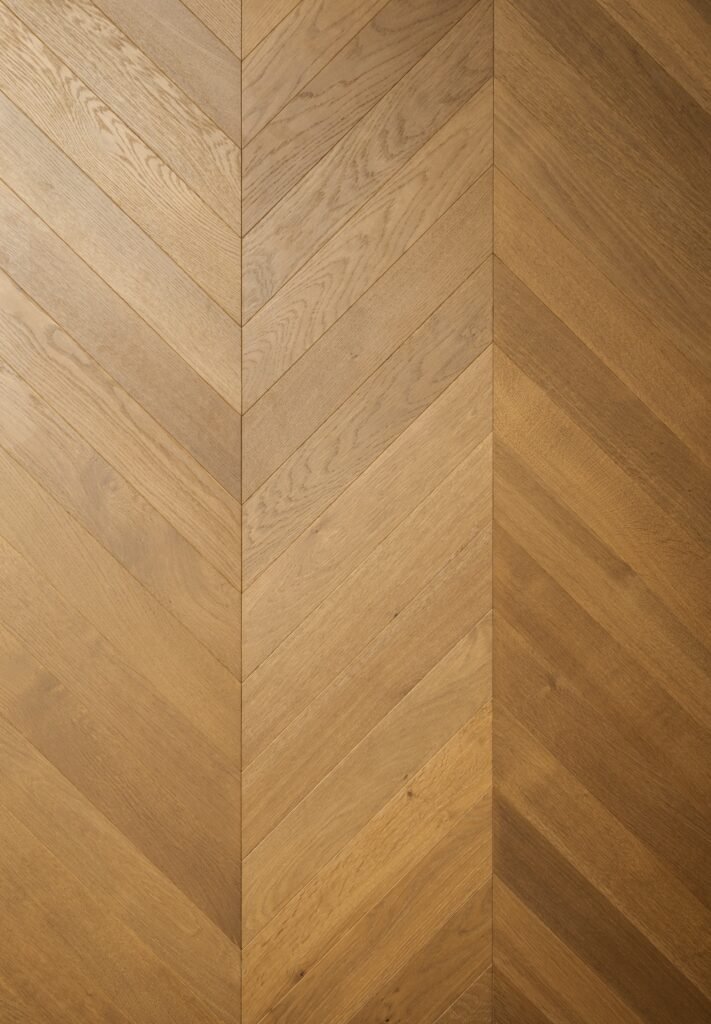ორშრიანი პარკეტი HB1485 Chevron 14/4x90x510mm smoked, brushed, UV oiled, ABC grade