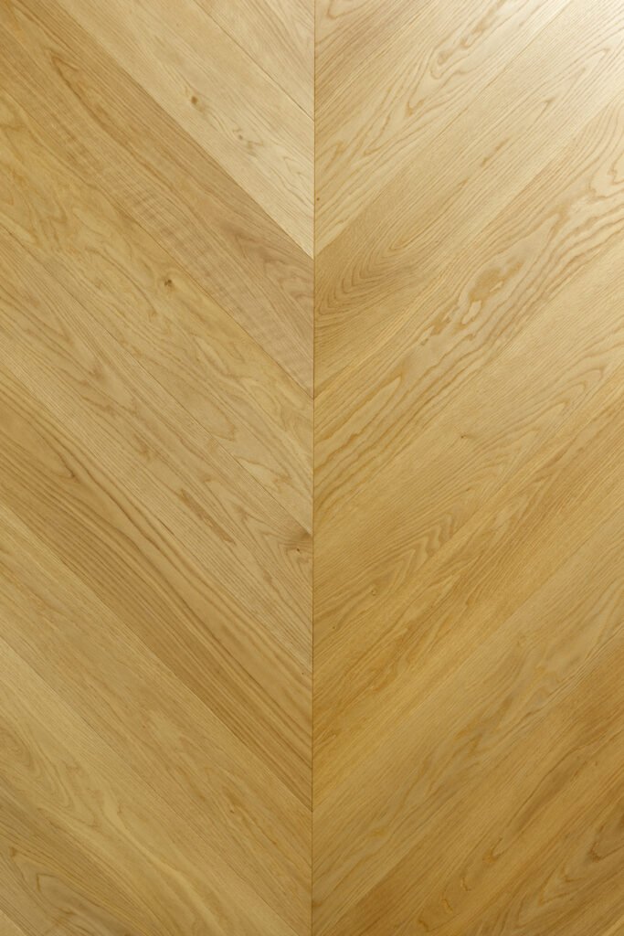 სამშრიანი პარკეტი HB1570  Engineered oak Chevron 15/4x150x700 mm, 5G dick, Banfert lacquered